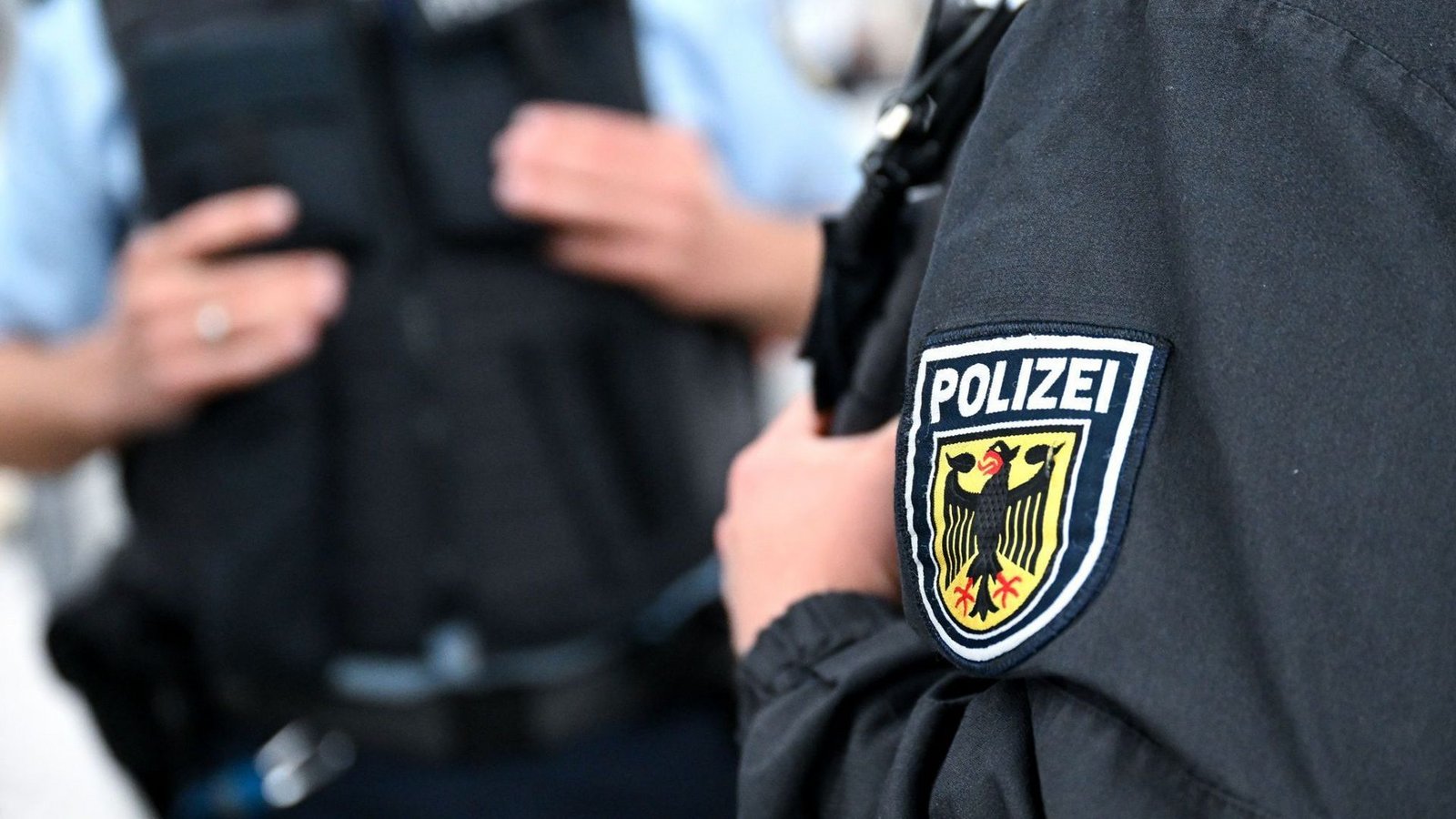 Ein Unbekannter soll Reisende in einem Regionalzug mit einer Pistole bedroht haben. Die Bundespolizei in Stuttgart ermittelt (Symbolfoto).Foto: Sven Hoppe/dpa Ein Unbekannter soll Reisende in einem Regionalzug mit einer Pistole bedroht haben. Die Bundespolizei in Stuttgart ermittelt (Symbolfoto).Foto: Sven Hoppe/dpa