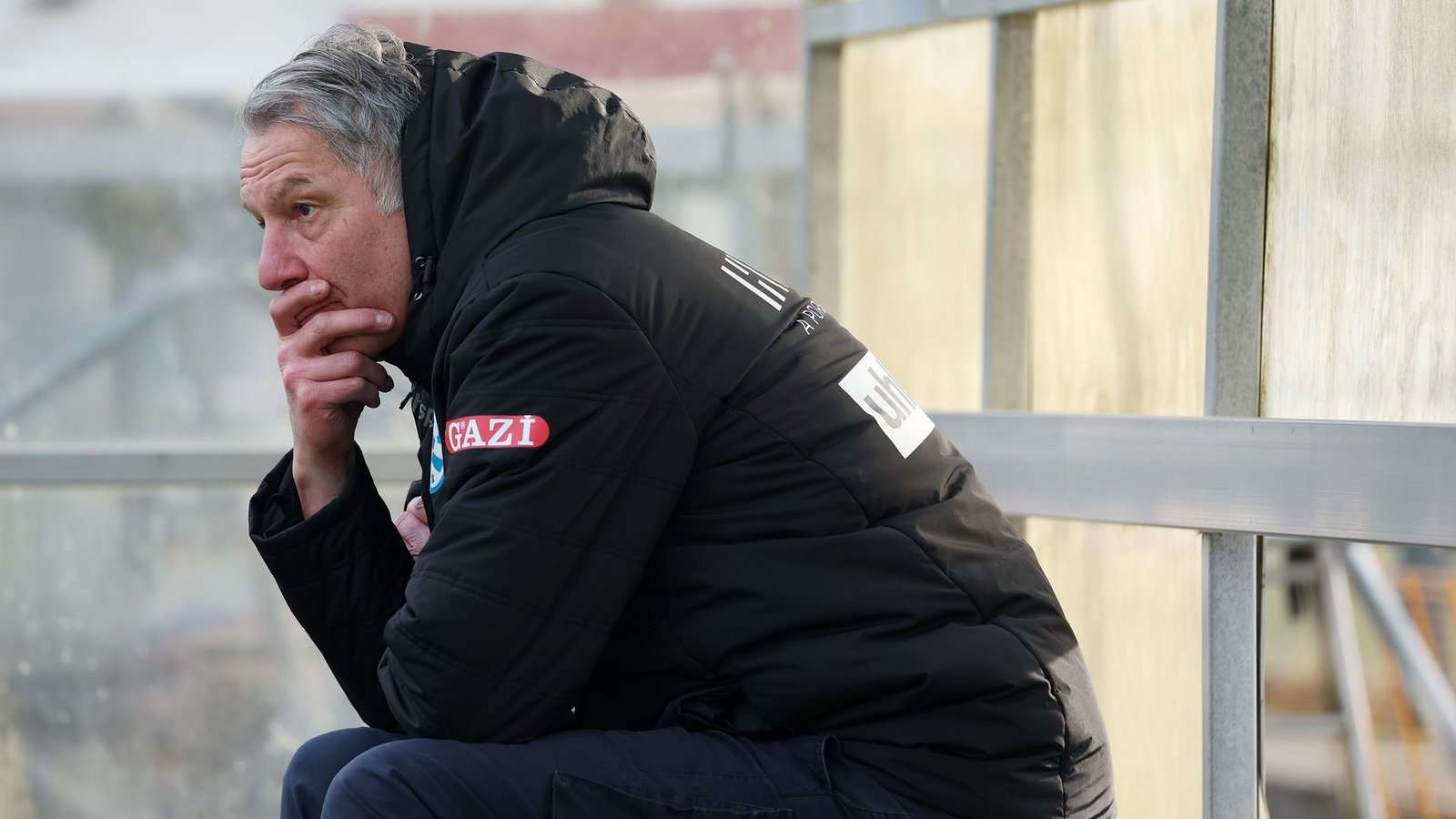 Wie immer als Beobachter beim Training dabei: Sportgeschäftsführer Lutz Siebrecht.Foto: Baumann/Julia Rahn Wie immer als Beobachter beim Training dabei: Sportgeschäftsführer Lutz Siebrecht.Foto: Baumann/Julia Rahn