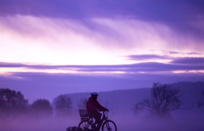 Schöne Sache: im Nebel zu radeln<span class='image-autor'>Foto: picture alliance/dpa/Thomas Warnack</span>