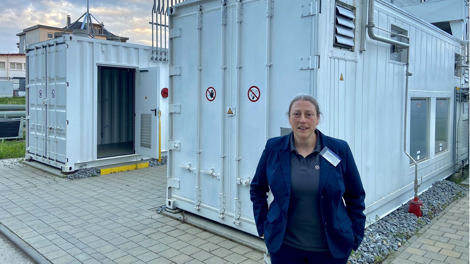 Heike Grüner hat das Öhringer Heizungsprojekt geleitet. In dem unscheinbaren Container rechts wird der Wasserstoff hergestellt.Foto: Faltin