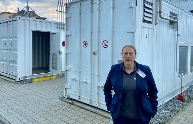 Heike Grüner hat das Öhringer Heizungsprojekt geleitet. In dem unscheinbaren Container rechts wird der Wasserstoff hergestellt.<span class='image-autor'>Foto: Faltin</span>
