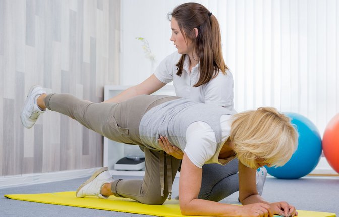 Bei vielen Formen des Rückenschmerz helfen schmerzlindernde Medikamente, sowie Physio- und Bewegungstherapien.<span class='image-autor'>Foto: Racle Fotodesign, Adobe Stock/Picture-Factory</span>