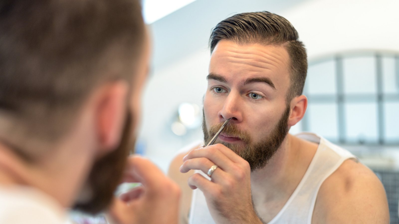 Mit einer Nasenhaarschere geht es auch.Foto: LarsZ / shutterstock.com Mit einer Nasenhaarschere geht es auch.Foto: LarsZ / shutterstock.com