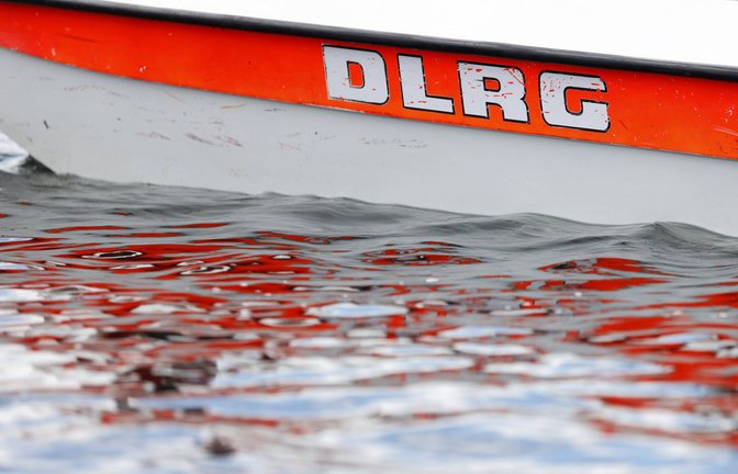 Taucher der DLRG bargen den Ertrunkenen.<span class='image-autor'>Foto: imago images/Future Image/Christoph Hardt via www.imago-images.de</span>