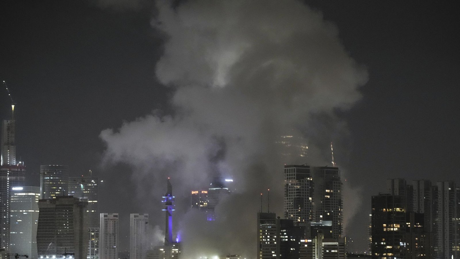Nach dem Einschlag einer iranischen Rakete steigt Rauch auf über Tel Aviv. Der Grünen-Politiker Oliver Hildenbrand erlebte diese Nacht in Schutzräumen in der Metropole.Foto: Leo Correa/AP/dpa Nach dem Einschlag einer iranischen Rakete steigt Rauch auf über Tel Aviv. Der Grünen-Politiker Oliver Hildenbrand erlebte diese Nacht in Schutzräumen in der Metropole.Foto: Leo Correa/AP/dpa