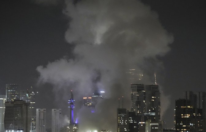 Nach dem Einschlag einer iranischen Rakete steigt Rauch auf über Tel Aviv. Der Grünen-Politiker Oliver Hildenbrand erlebte diese Nacht in Schutzräumen in der Metropole.<span class='image-autor'>Foto: Leo Correa/AP/dpa</span>