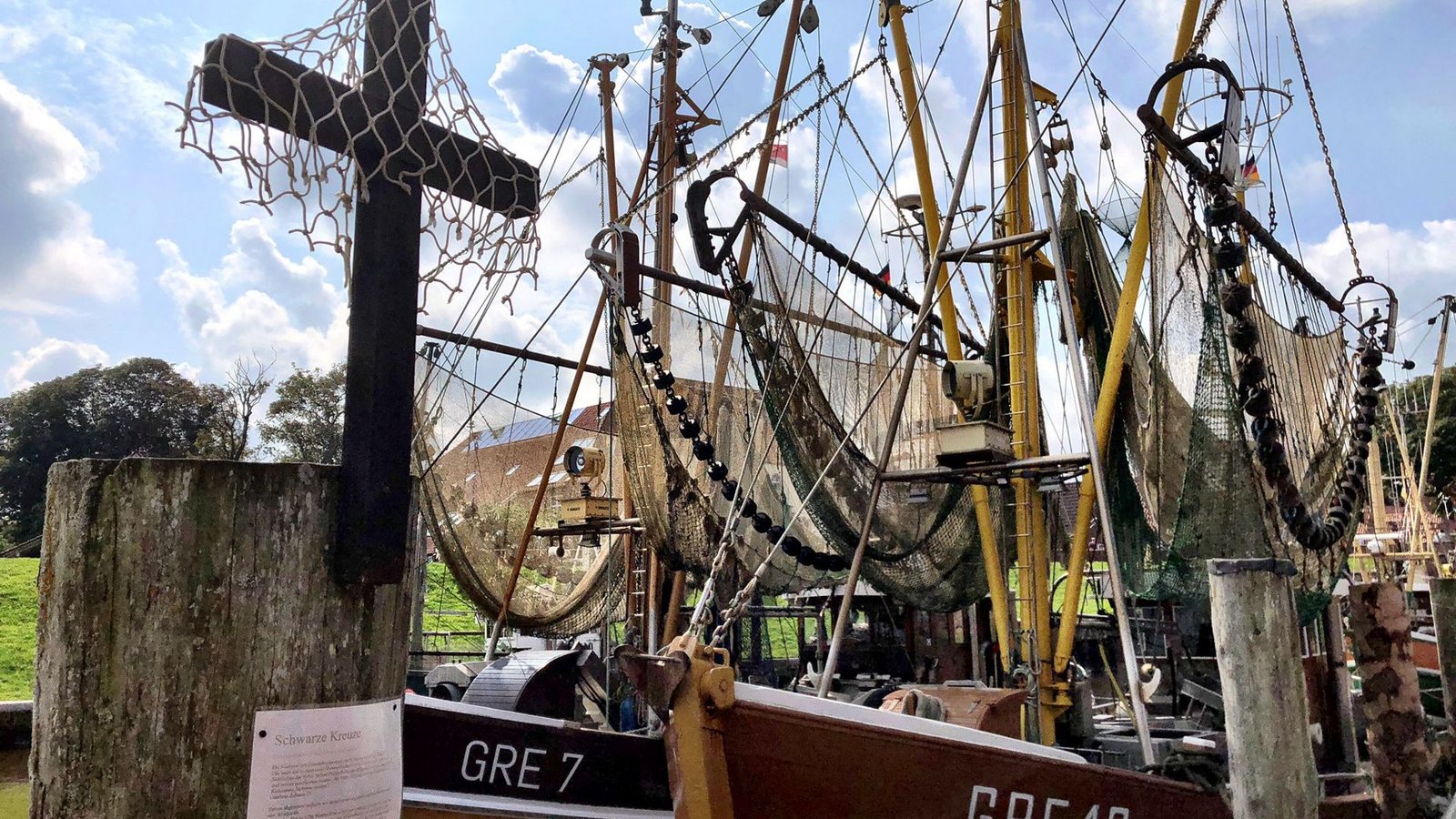 Im Hafen von Greetsiel liegt die größte Flotte von Küstenfischern. Mit den schwarzen Kreuzen protestieren sie gegen die Pläne der EU, die Schleppnetze zu verbieten.Foto: Krohn/Krohn