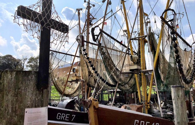 Im Hafen von Greetsiel liegt die größte Flotte von Küstenfischern. Mit den schwarzen Kreuzen protestieren sie gegen die Pläne der EU, die Schleppnetze zu verbieten.<span class='image-autor'>Foto: Krohn/Krohn</span>