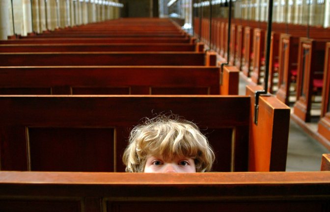 Es gibt in der Religions- und Philosophiegeschichte sehr unterschiedliche Antworten auf die Frage, was die Welt im Innersten zusammenhält. Nicht nur Erwachsene wollen es darüber wissen . . .<span class='image-autor'>Foto: Imago/Ray van Zeschau</span>