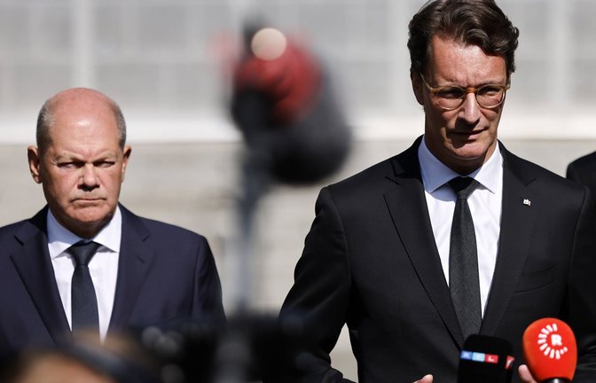 Bundeskanzler Olaf Scholz (SPD) und NRW-Ministerpräsident Hendrik Wüst (CDU) haben am Montag Solingen besucht<span class='image-autor'>Foto: imago/Panama Pictures/Christoph Hardt</span>