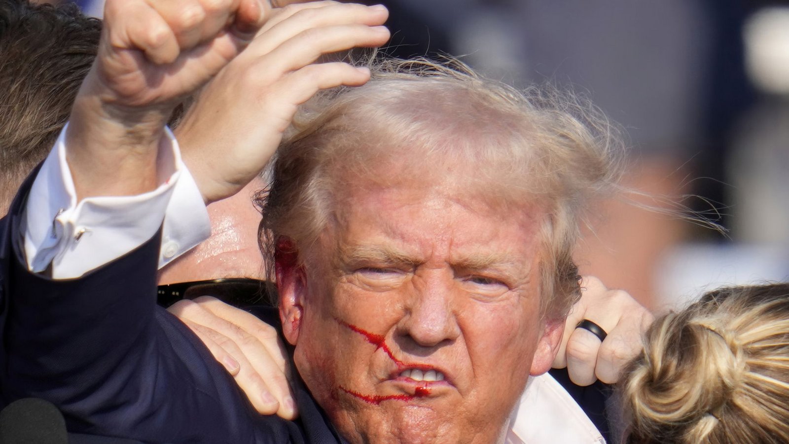 Der Schütze, der aus 130 Metern Entfernung gefeuert haben soll, verletzte Donald Trump zwar offenbar, aber nicht allzu schwer, wie es den Anschein hat.Foto: dpa/Gene J. Puskar Der Schütze, der aus 130 Metern Entfernung gefeuert haben soll, verletzte Donald Trump zwar offenbar, aber nicht allzu schwer, wie es den Anschein hat.Foto: dpa/Gene J. Puskar