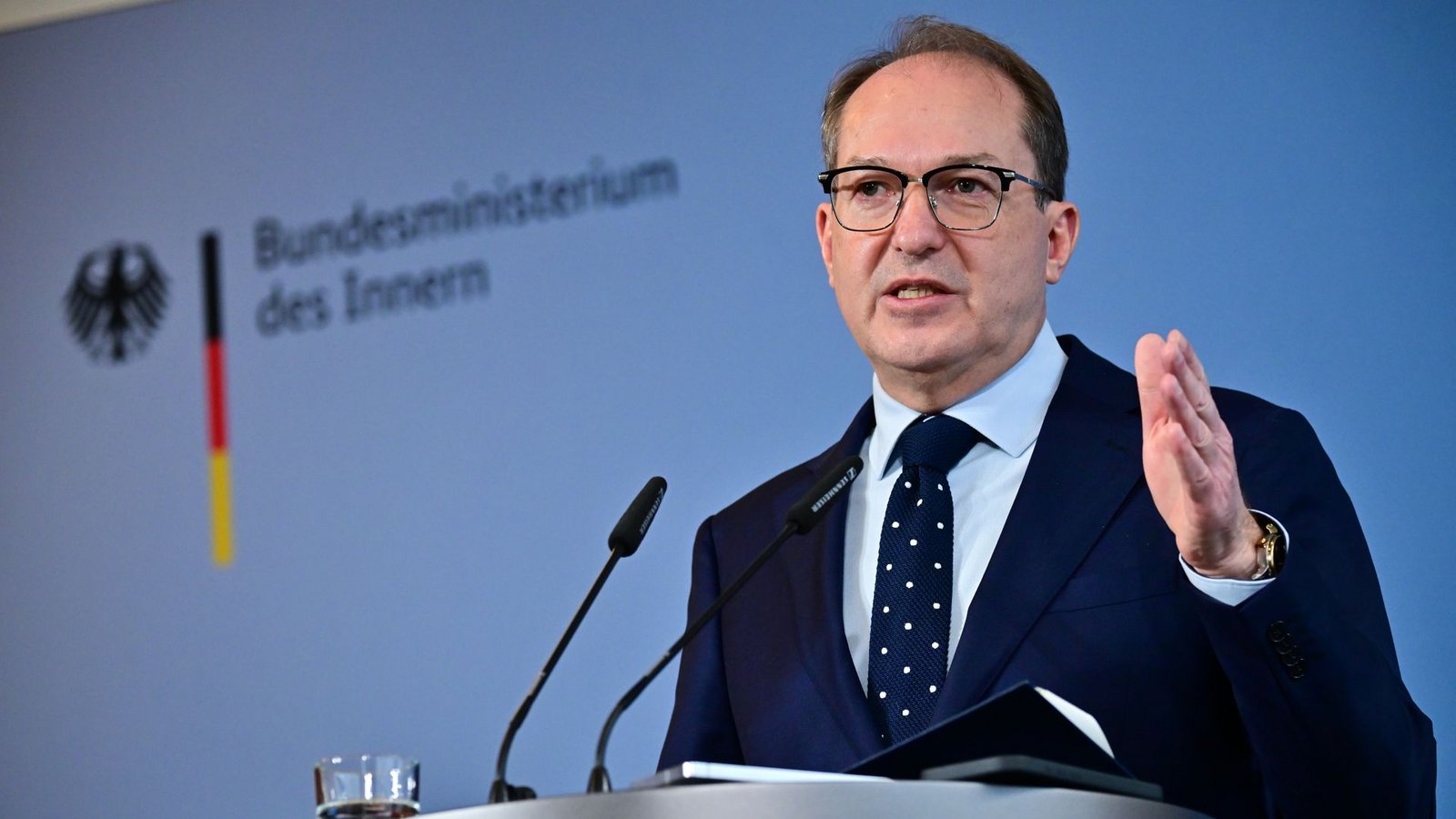 Alexander Dobrindt (CSU) fährt als Bundesinnenminister einen harten Kurs in der Zuwanderungspolitik.Foto: Sebastian Christoph Gollnow/dpa Alexander Dobrindt (CSU) fährt als Bundesinnenminister einen harten Kurs in der Zuwanderungspolitik.Foto: Sebastian Christoph Gollnow/dpa