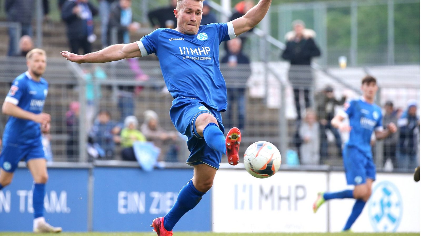 Malte Moos liegt mit den Kickers auf Rang zwei in der Oberliga. (Archivbild)Foto: Pressefoto Baumann/Alexander Keppler