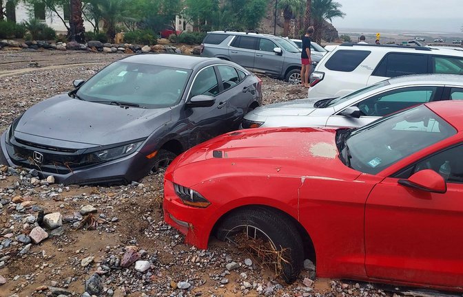 Autos stecken nach einer Sturzflut im Death Valley im Schlamm und Geröll fest.<span class='image-autor'>Foto: Uncredited/National Park Service/dpa</span>