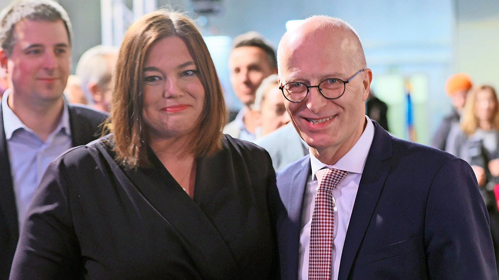 Peter Tschentscher (SPD), Erster Bürgermeister von Hamburg, steht im Congress Center Hamburg neben der Zweiten Bürgermeisterin Katharina Fegebank (Grüne). (Archivbild)Foto: dpa/Markus Scholz