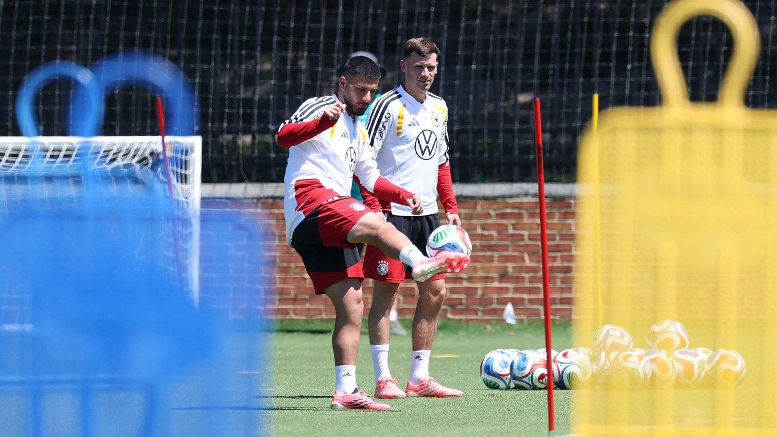 Er kann auch mit rechts: Ballübungen mit Deniz Undav im deutschen WM-Hauptquartier in Winston-Salem, North Carolina.Foto: Getty Images via AFP Er kann auch mit rechts: Ballübungen mit Deniz Undav im deutschen WM-Hauptquartier in Winston-Salem, North Carolina.Foto: Getty Images via AFP