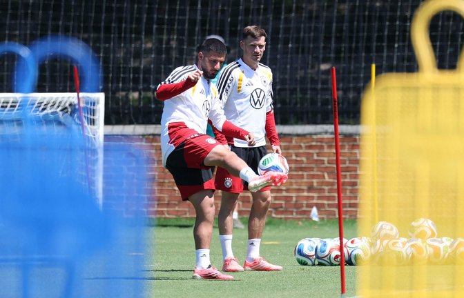 Er kann auch mit rechts: Ballübungen mit Deniz Undav im deutschen WM-Hauptquartier in Winston-Salem, North Carolina.<span class='image-autor'>Foto: Getty Images via AFP</span>