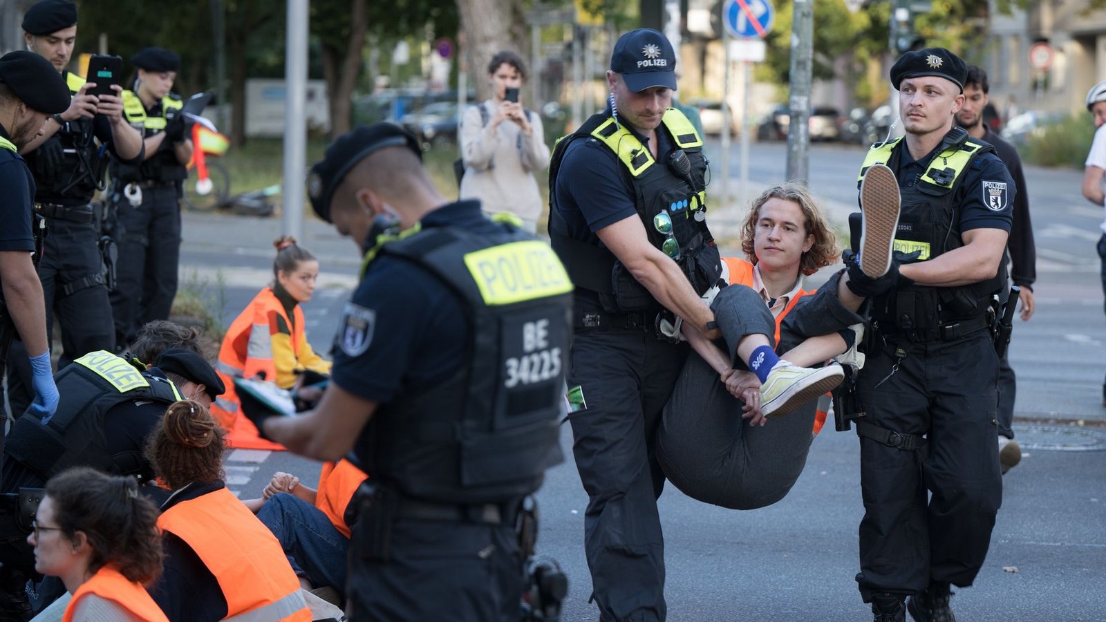 Die Polizei ist mit 500 Beamten im Einsatz. Hier werden Aktivisten der Letzten Generation vom Mehringdamm in Berlin weggetragen.Foto: Sebastian Christoph Gollnow/dpa