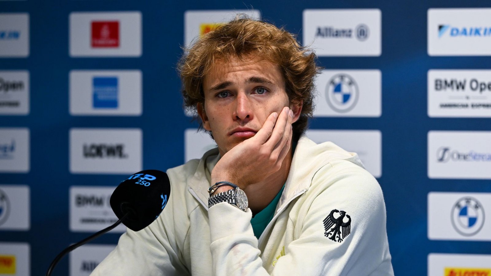 Der deutsche Tennis-Profi Alexander Zverev hat sich kritisch über die Ansetzungen seiner Spiele geäußert.Foto: Sven Hoppe/dpa/Archivbild