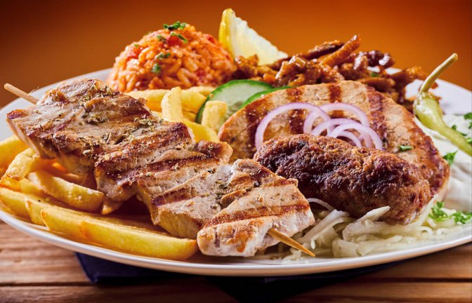 Erfahren Sie, was das griechische Essen Suzuki bzw. Souzouki ist und wie es sich vom Bifteki und Souvlaki unterscheidet.<span class='image-autor'>Foto: Stockcreations / Shutterstock.com</span>