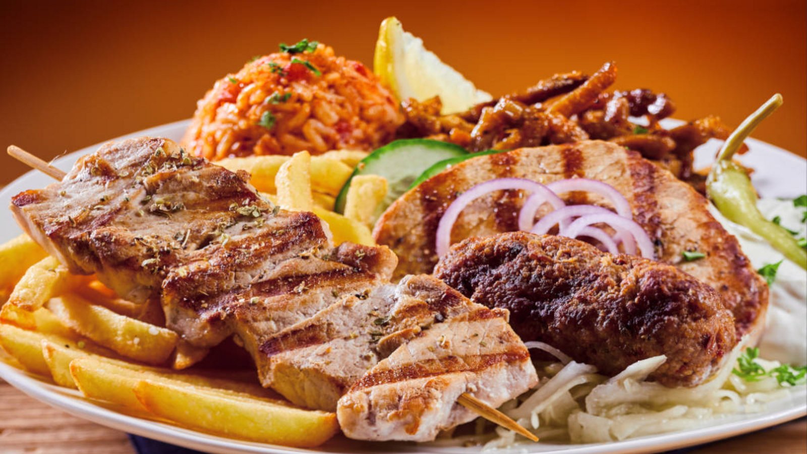 Erfahren Sie, was das griechische Essen Suzuki bzw. Souzouki ist und wie es sich vom Bifteki und Souvlaki unterscheidet.Foto: Stockcreations / Shutterstock.com
