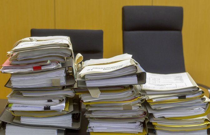 Aktenstapel vor Gericht – manche sollen von einer KI bearbeitet werden.<span class='image-autor'>Foto: imago images/Michael Gstettenbauer</span>