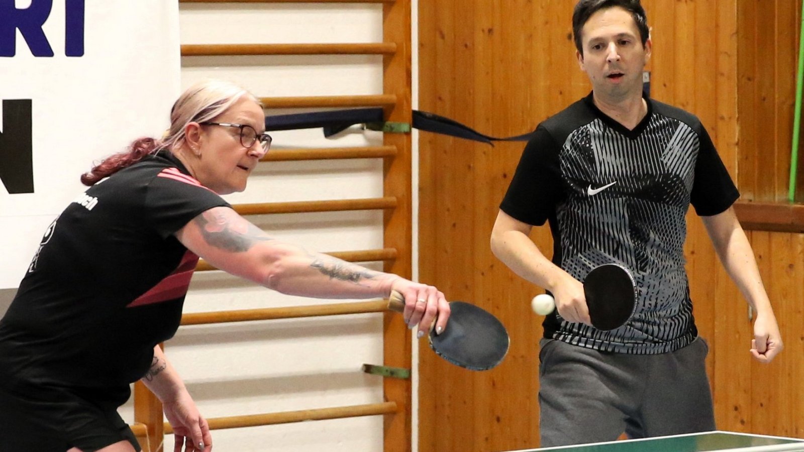 Claudia Klingel und Michael Grimmeisen (von links) sowie Florian Haug und Lucie Langenstein gehören zu den Paarungen, die beim Mitternachts-Mixed für die Gastgeber spielten. Fotos: Küppers