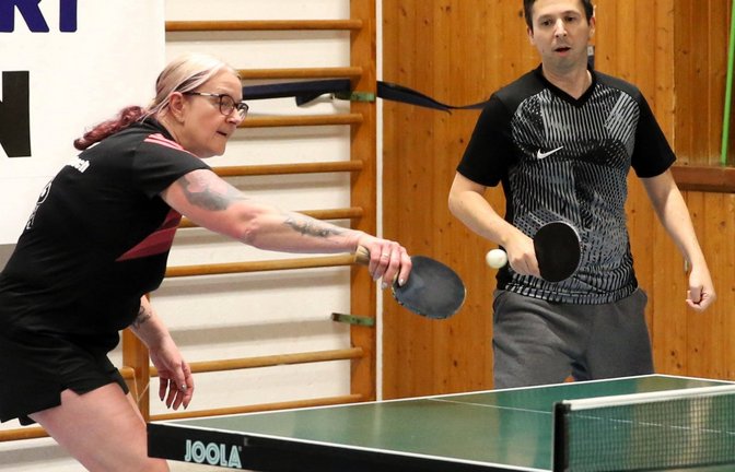 Claudia Klingel und Michael Grimmeisen (von links) sowie Florian Haug und Lucie Langenstein gehören zu den Paarungen, die beim Mitternachts-Mixed für die Gastgeber spielten. <span class='image-autor'>Fotos: Küppers</span>