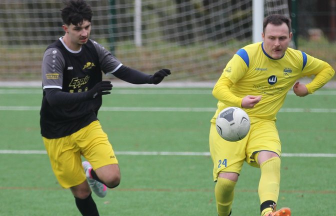 Marco Massa (rechts) hat im Auswärtsspiel beim SV Gebersheim II die Defensive des SV Riet zusammengehalten. <span class='image-autor'>Foto: Dittrich</span>