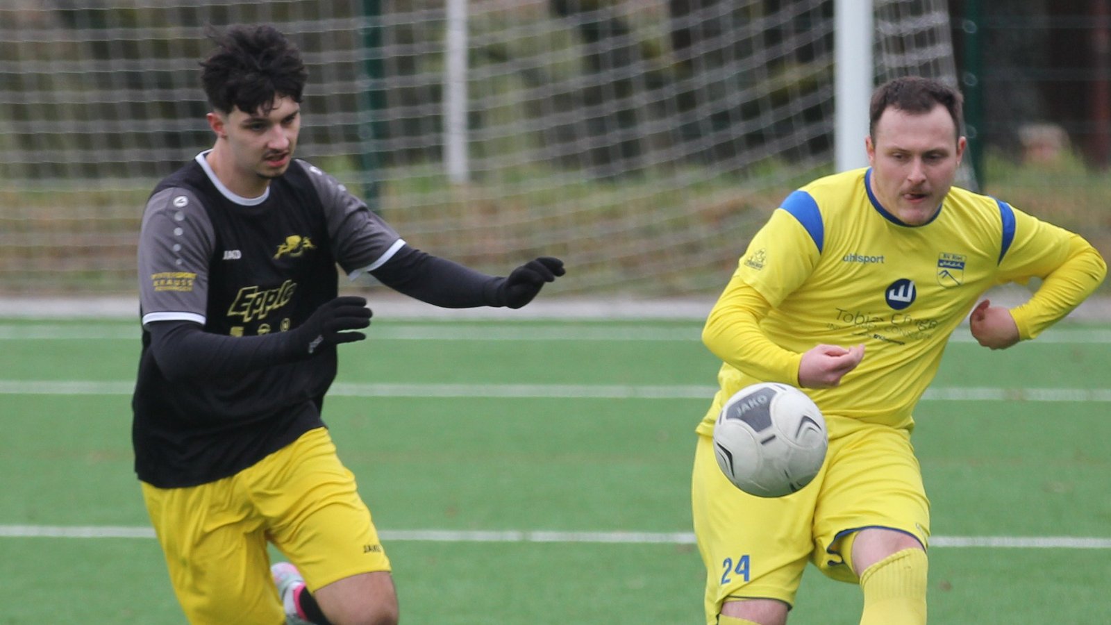 Marco Massa (rechts) hat im Auswärtsspiel beim SV Gebersheim II die Defensive des SV Riet zusammengehalten. Foto: Dittrich