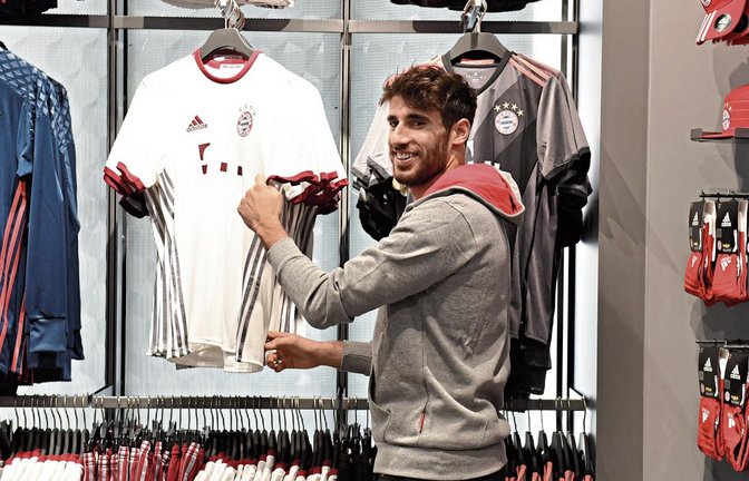 Das Schlimmste, was einem Sportprofi wie Bayerns Mittelfeldspieler Javi Martinez passieren kann, ist, dass ihm seine Freizeit entzogen wird – zum Beispiel, um im Fanshop zu arbeiten.  Foto: ddp