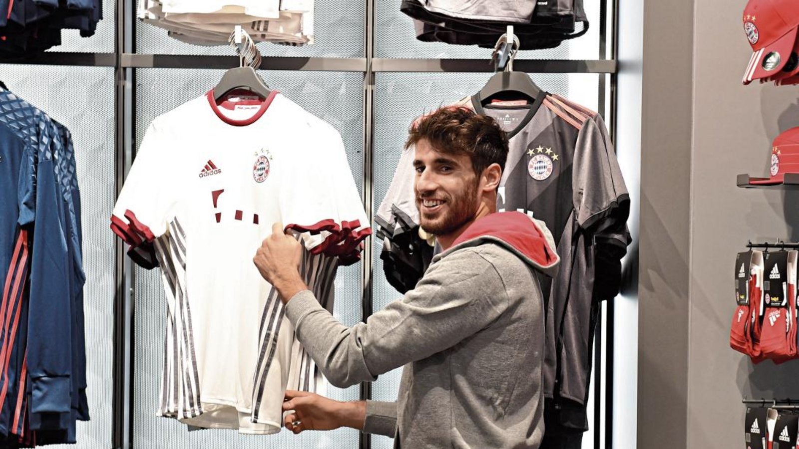 Das Schlimmste, was einem Sportprofi wie Bayerns Mittelfeldspieler Javi Martinez passieren kann, ist, dass ihm seine Freizeit entzogen wird – zum Beispiel, um im Fanshop zu arbeiten. Foto: ddp Das Schlimmste, was einem Sportprofi wie Bayerns Mittelfeldspieler Javi Martinez passieren kann, ist, dass ihm seine Freizeit entzogen wird – zum Beispiel, um im Fanshop zu arbeiten. Foto: ddp