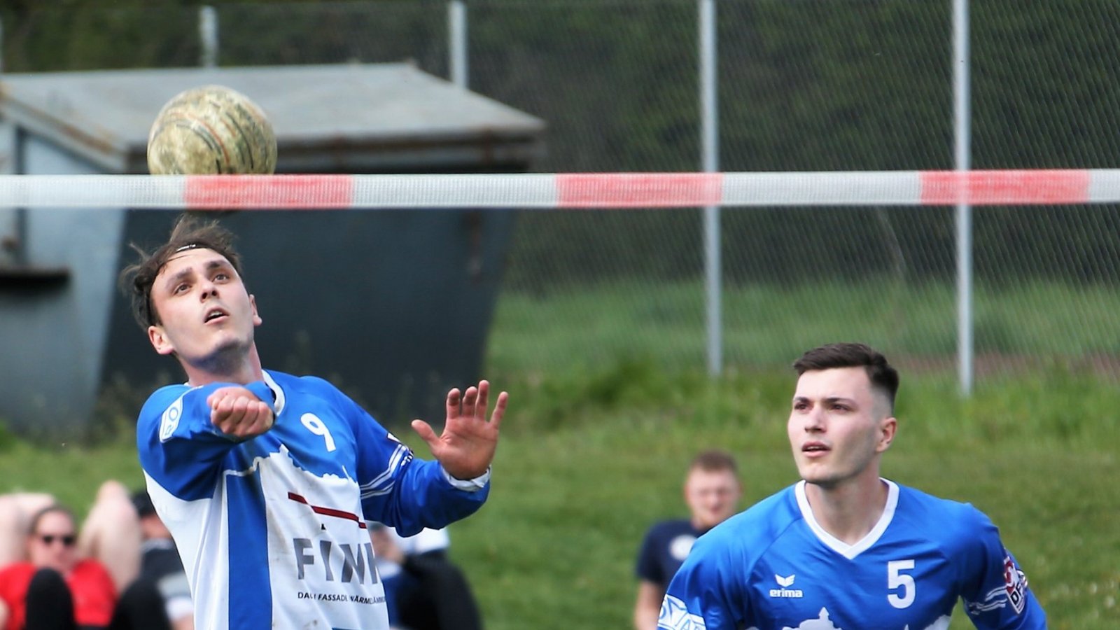 Jaro und Johannes Jungclaussen (von links) wollen sich mit dem TV Vaihingen für die anstehende Feldsaison warmspielen. Foto: Küppers