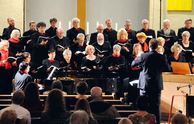Nach langer Pause können wieder Konzerte in der Stadtkirche Sachsenheim stattfinden. Den Auftakt machen die Stuttgarter Choristen am Sonntag (29. Mai) um 18 Uhr. Das Ensemble mit ausgebildeten Stimmen wurde 1979 als Chor für die Opernfestspiele Heidenheim gegründet. Inzwischen können die Stuttgarter Choristen stolz auf eine 33-jährige Zusammenarbeit mit dem Heidenheimer Festival zurückblicken. Der Chor tritt jährlich mit über 20 Konzerten und Opernvorstellungen an die Öffentlichkeit. Für die Qualität des Chores sprechen zahlreiche weitere Festspielverpflichtungen. Konzertreisen ins europäische Ausland, Produktionen mit dem SWR, Einspielungen von Opernraritäten und Fernsehaufzeichnungen ergänzen das Profil des Chores. <span class='image-autor'>Foto: p</span>