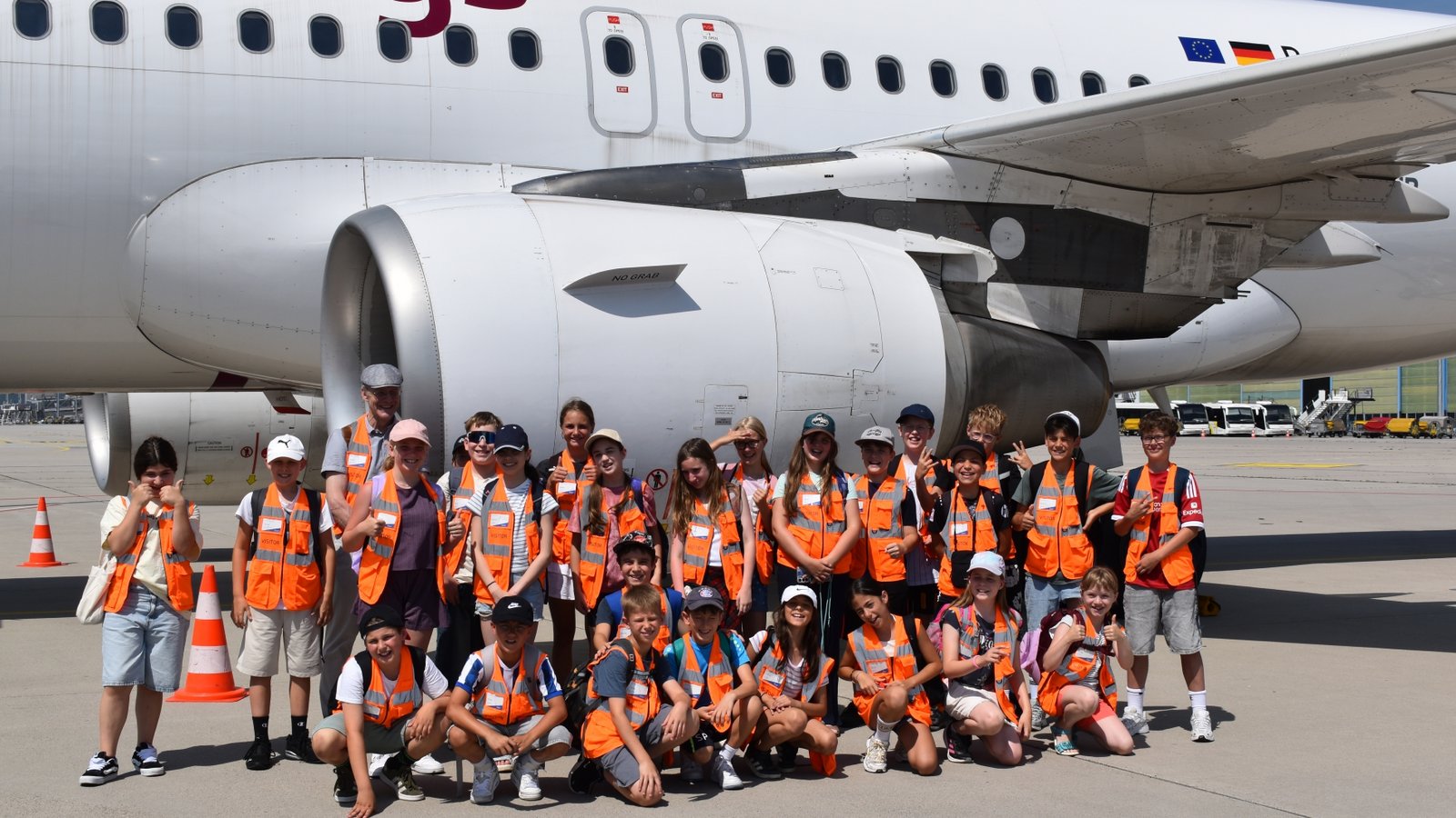Beim Fotoshooting kommen die Schüler einem richtigen Flugzeug ganz nah.  Foto: p