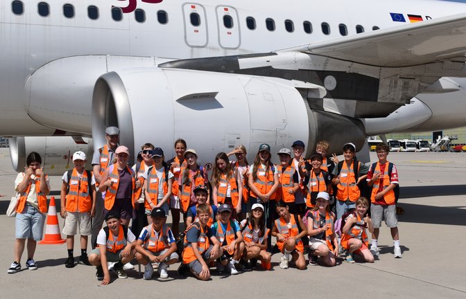 Beim Fotoshooting kommen die Schüler einem richtigen Flugzeug ganz nah.  <span class='image-autor'>Foto: p</span>
