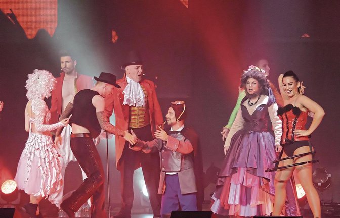 Das Ensemble der „Nacht des Musicals“ begeisterte die zahlreichen Besucher – hier eine Szene aus „The greatest Show“.  Foto: Friedrich