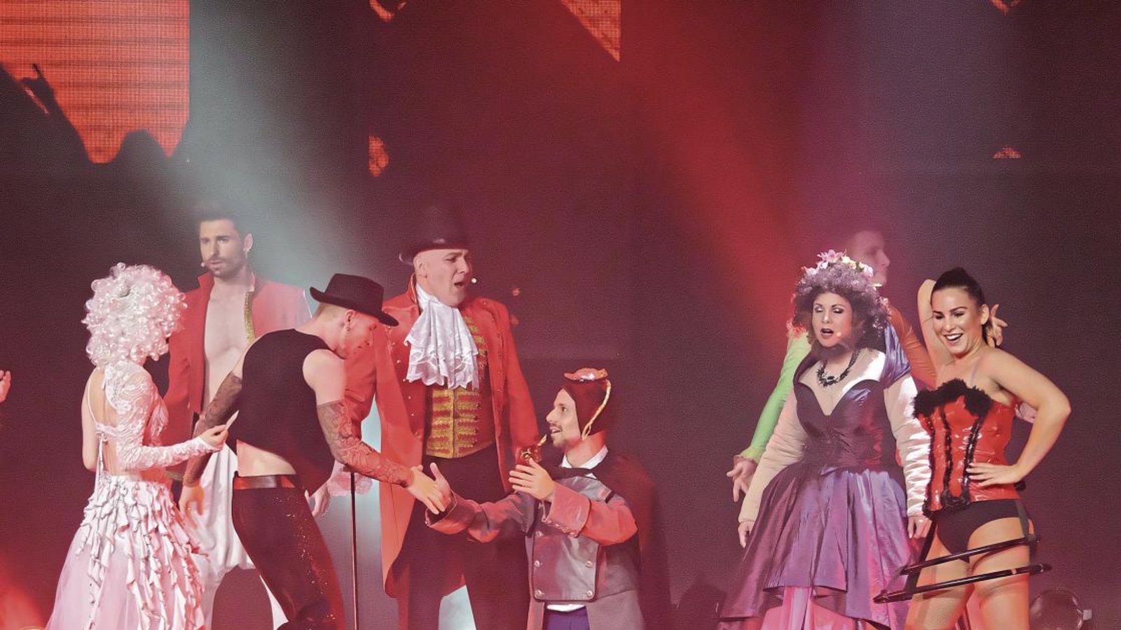 Das Ensemble der „Nacht des Musicals“ begeisterte die zahlreichen Besucher – hier eine Szene aus „The greatest Show“. Foto: Friedrich Das Ensemble der „Nacht des Musicals“ begeisterte die zahlreichen Besucher – hier eine Szene aus „The greatest Show“. Foto: Friedrich