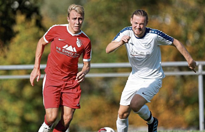 Für den SV Illingen (rechts kämpft Simon Fink um den Ball) sind drei Punkte gegen Pattonville II Pflicht, will das Team weiter dranbleiben. Foto: Küppers
