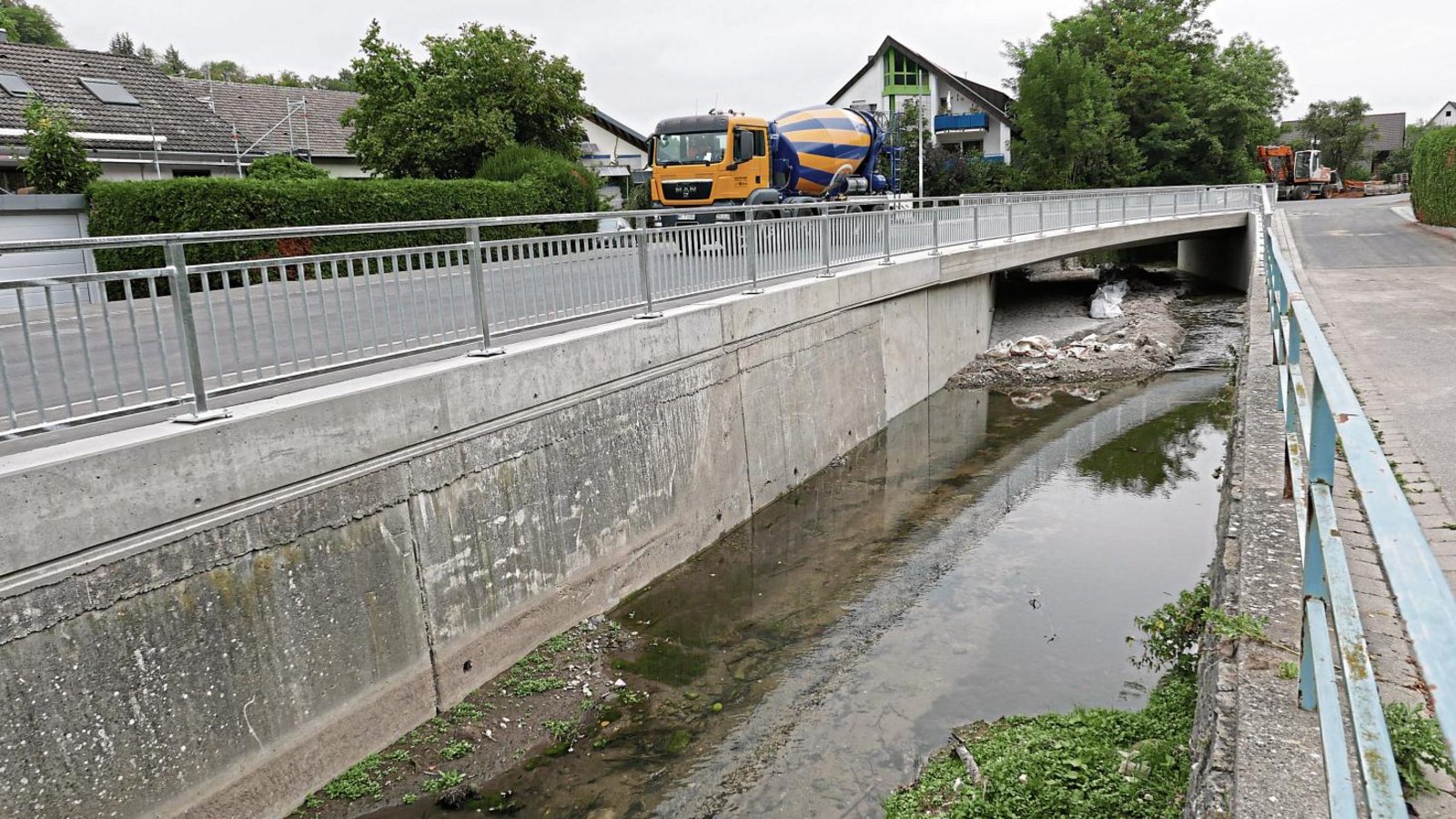 Nun kann der Verkehr wieder fließen zwischen Nussdorf und Iptingen: Aus Anlass der Fertigstellung des Brückenbauwerks findet nächste Woche ein Brückenfest statt. Foto: Romanowski Nun kann der Verkehr wieder fließen zwischen Nussdorf und Iptingen: Aus Anlass der Fertigstellung des Brückenbauwerks findet nächste Woche ein Brückenfest statt. Foto: Romanowski