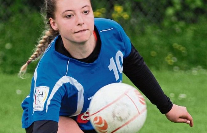 Laura Kühner hat ihre Knieverletzung gut überstanden und kämpfte nur drei Wochen nach dem Unfall wieder um Punkte in der 1. Faustball-Bundesliga Süd.  Foto: Nachreiner