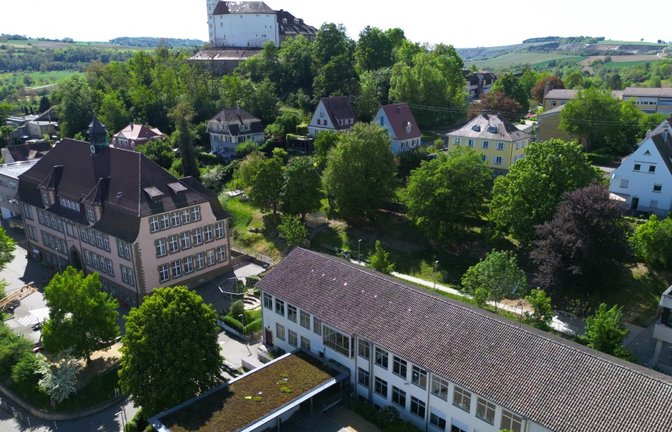 Vaihingen Schlossbergschule mit beiden Gebäuden vor Schloss Kaltenstein, Drohnenbild, Luftbild mit Drohne