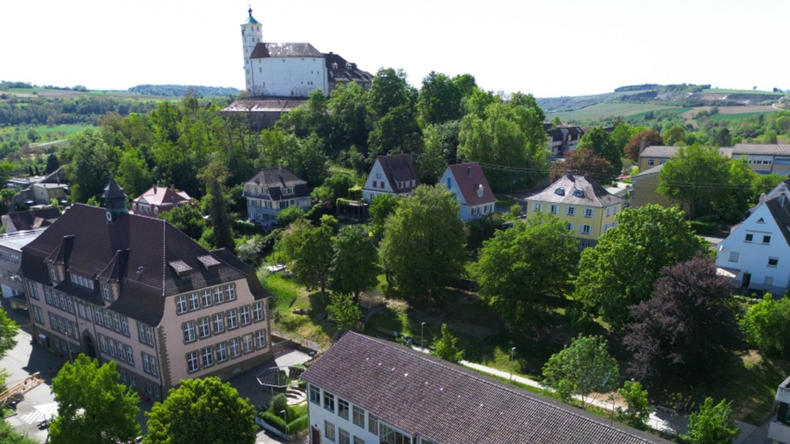 Vaihingen Schlossbergschule mit beiden Gebäuden vor Schloss Kaltenstein, Drohnenbild, Luftbild mit Drohne
