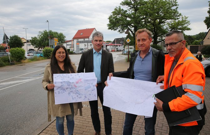 Hier beginnen in der nächsten Woche die Bauarbeiten an der Wiernsheimer Ortsdurchfahrt. Ordnungsamtsleiterin Sophie Shum, Bürgermeister Matthias Enz, Bauleiter Stefan Mondon und Bauhofleiter Tino Metzger stellen die Pläne zur Kanalsanierung vor. <span class='image-autor'>Foto: Küppers</span>