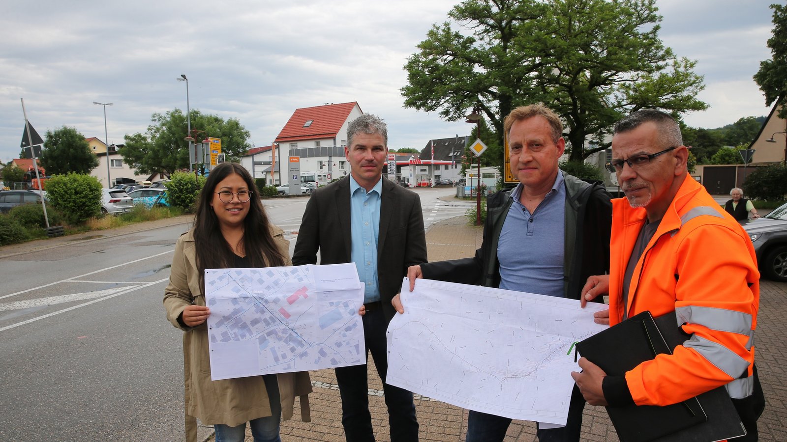 Hier beginnen in der nächsten Woche die Bauarbeiten an der Wiernsheimer Ortsdurchfahrt. Ordnungsamtsleiterin Sophie Shum, Bürgermeister Matthias Enz, Bauleiter Stefan Mondon und Bauhofleiter Tino Metzger stellen die Pläne zur Kanalsanierung vor. Foto: Küppers