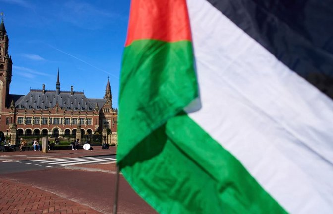 Vor dem Internationalen Gerichtshof in Den Haag weht eine palästinensische Flagge.<span class='image-autor'>dpa/Peter Dejong</span>