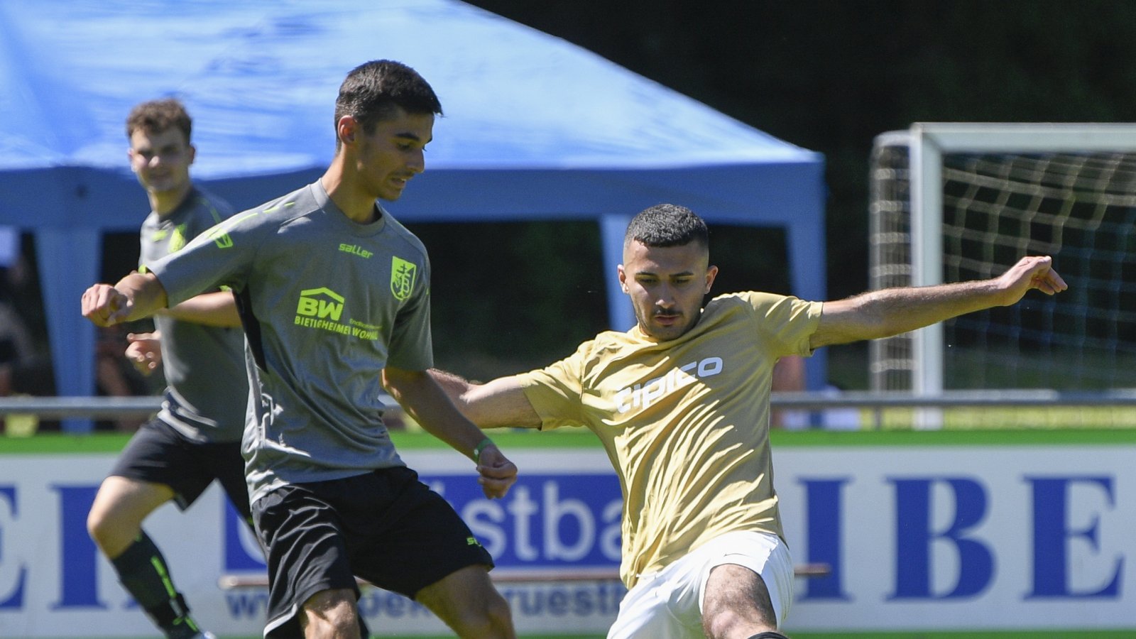 Haval Sadig (rechts) von der SG Vaihingen/Süd zeigt im B-Junioren-Duell des Enz-Cups gegen die SpVgg Bissingen vollen Einsatz. Foto: Leitner