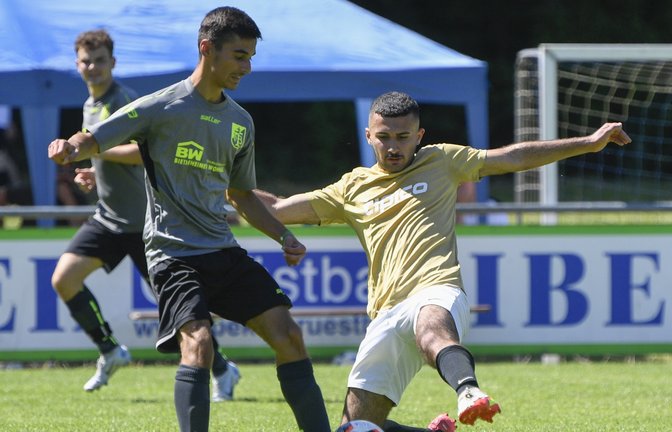 Haval Sadig (rechts) von der SG Vaihingen/Süd zeigt im B-Junioren-Duell des Enz-Cups gegen die SpVgg Bissingen vollen Einsatz. <span class='image-autor'>Foto: Leitner</span>