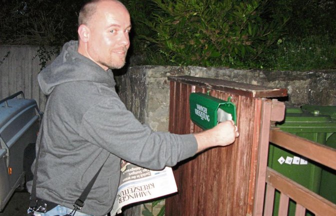 Austragen statt vollschreiben: VKZ-Redakteur Michael Banholzer übt eine Stunde lang den Rollenwechsel.  Foto: Ulmer