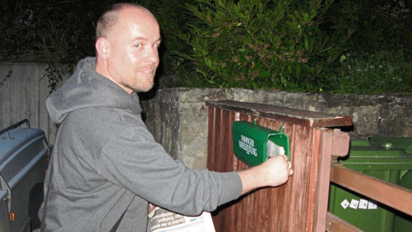 Austragen statt vollschreiben: VKZ-Redakteur Michael Banholzer übt eine Stunde lang den Rollenwechsel. Foto: Ulmer Austragen statt vollschreiben: VKZ-Redakteur Michael Banholzer übt eine Stunde lang den Rollenwechsel. Foto: Ulmer